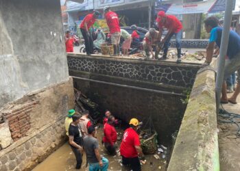 Timbulkan Masalah Serius, Yudha Puja Turnawan Terjun Langsung Bersihkan Sampah di DAS Cimaragas Bersama Baguna