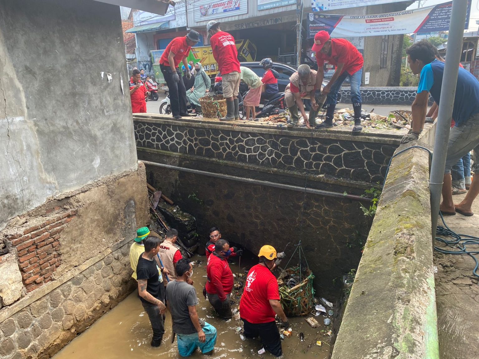 Timbulkan Masalah Serius, Yudha Puja Turnawan Terjun Langsung Bersihkan Sampah di DAS Cimaragas Bersama Baguna