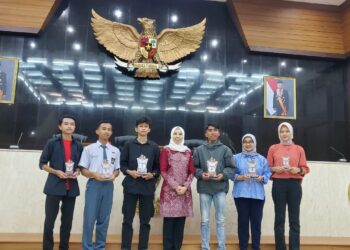 Wakil Ketua DPRD Jabar Ineu Purwadewi Sundari Serahkan Hadiah Lomba Desain Poster dan Video Bung Karno