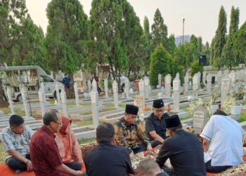Hasto dan Pimpinan PDIP Ziarah ke Makam Tjahjo Kumolo