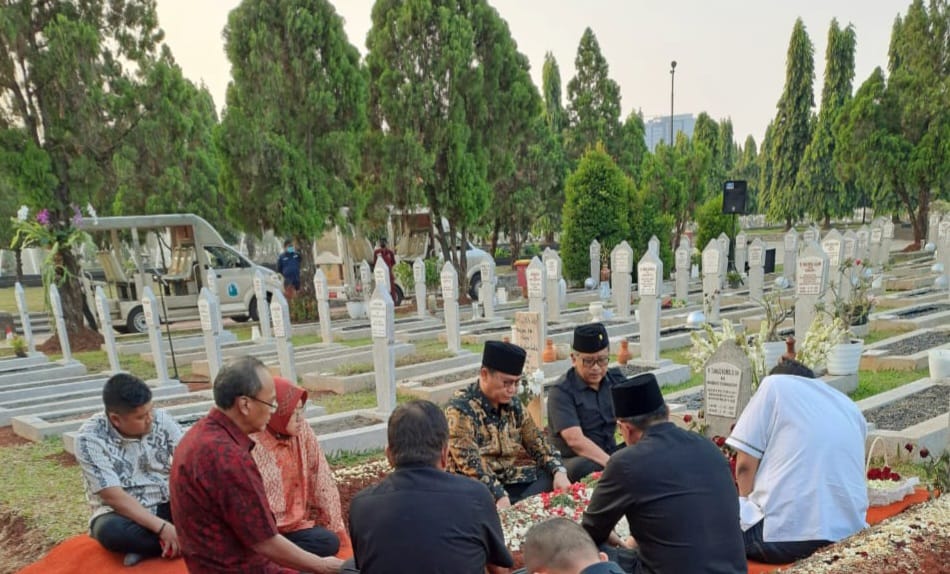 Hasto dan Pimpinan PDIP Ziarah ke Makam Tjahjo Kumolo
