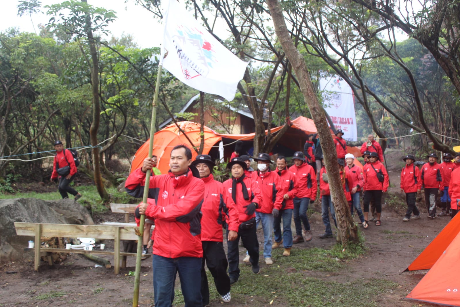 Tim Ekspedisi Trisakti Gunung Papandayan mulai Perjalanan dan Kegiatan Fieldtrip dengan Semangat