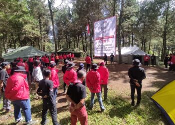 Gelorakan Nasionalisme, Tim Ekspedisi Trisakti Gelar Upacara HUT RI di Gunung Wayang