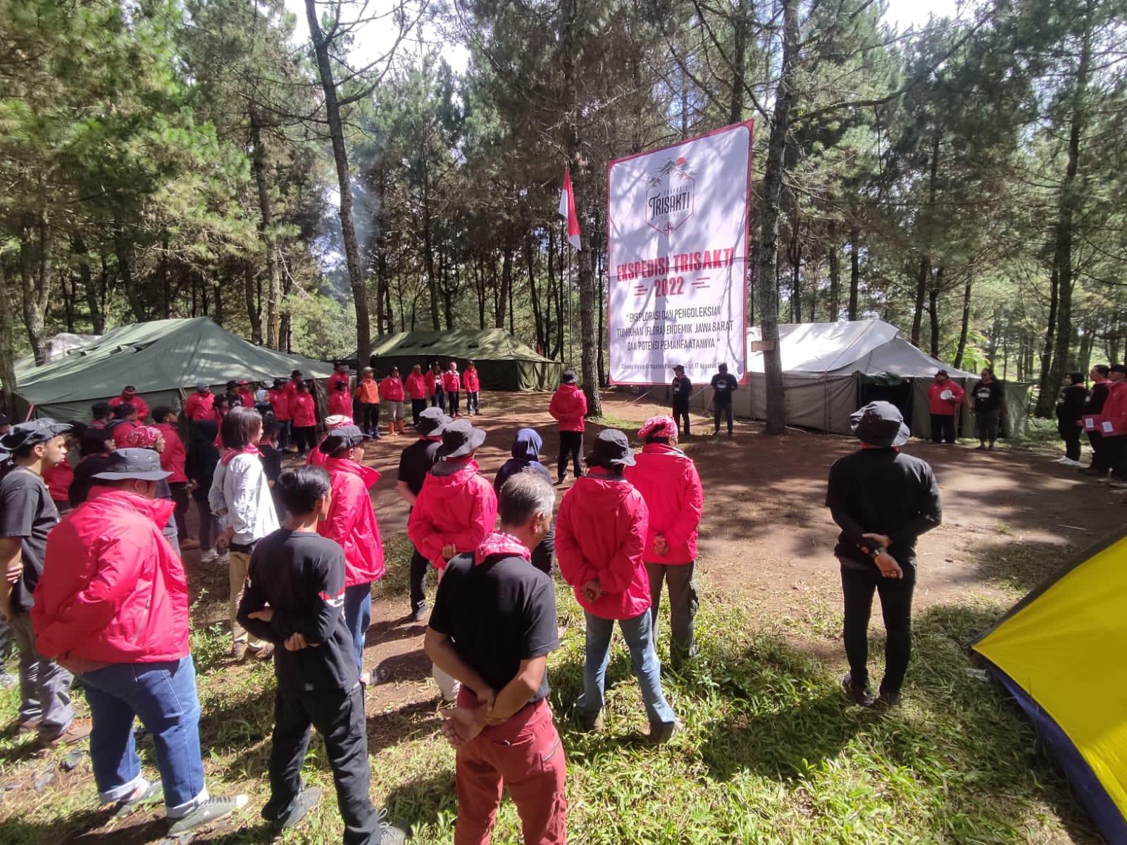 Gelorakan Nasionalisme, Tim Ekspedisi Trisakti Gelar Upacara HUT RI di Gunung Wayang