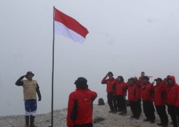 HUT RI Ke-77, Tim Ekspedisi Trisakti Kibarkan Merah Putih di Gunung Papandayan