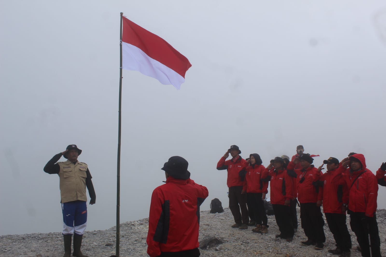 HUT RI Ke-77, Tim Ekspedisi Trisakti Kibarkan Merah Putih di Gunung Papandayan