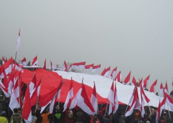 HUT RI Ke-77, Tim Ekspedisi Trisakti Kibarkan Merah Putih Raksasa di Puncak Kawah Gunung Galunggung