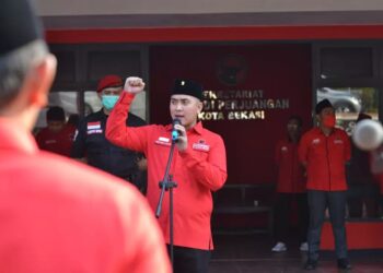 Peringati HUT RI ke-77, PDI Perjuangan Kota Bekasi Gelar Upacara Bendera dan Ziarah Makam Pejuang