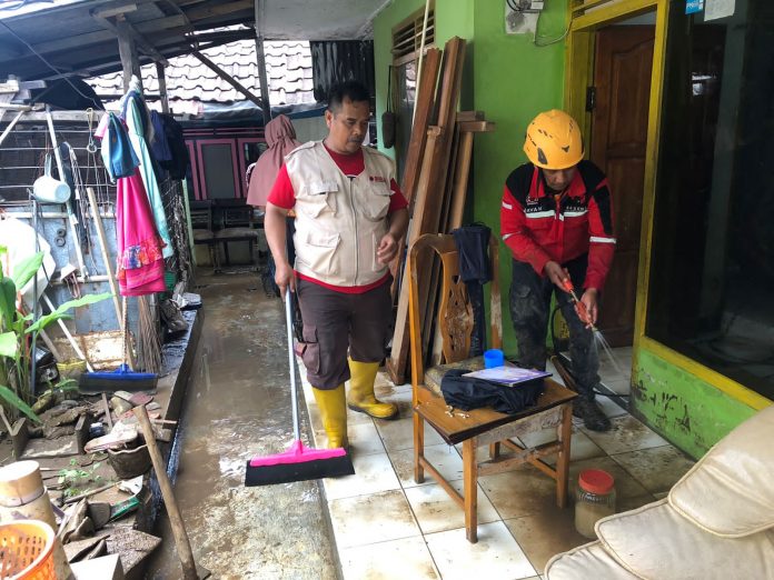 BAGUNA DPC PDI Perjuangan Garut Diperbantukan untuk Bersihkan Sisa Material Banjir Bandang di Pameungpeuk