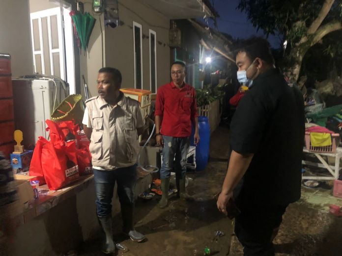 Didampingi BAGUNA, Yudha Puja Turnawan Salurkan Bantuan di Beberapa Dapur Umum Banjir Bandang Pameungpeuk