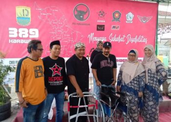HUT Kabupaten Karawang , Kang Pipik Bagikan Kursi Roda Untuk Penyandang Disabilitas
