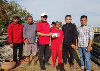 H Sirojudin Berikan Bantuan Untuk Korban Kebakaran di Desa Cempeh