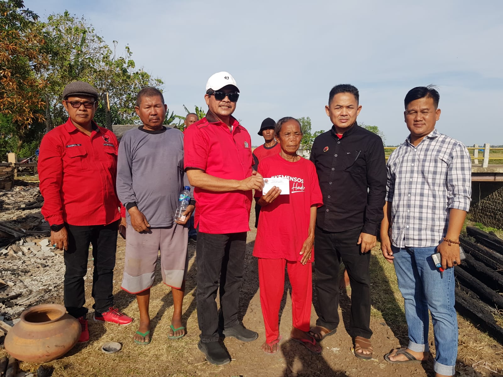 H Sirojudin Berikan Bantuan Untuk Korban Kebakaran di Desa Cempeh 