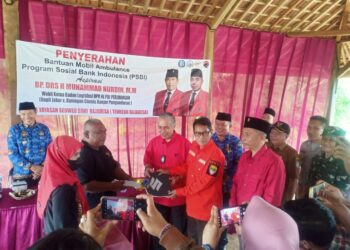 Didampingi Nanang Permana, Komjen Nurdin Serahkan Ambulance Di Rajadesa Ciamis