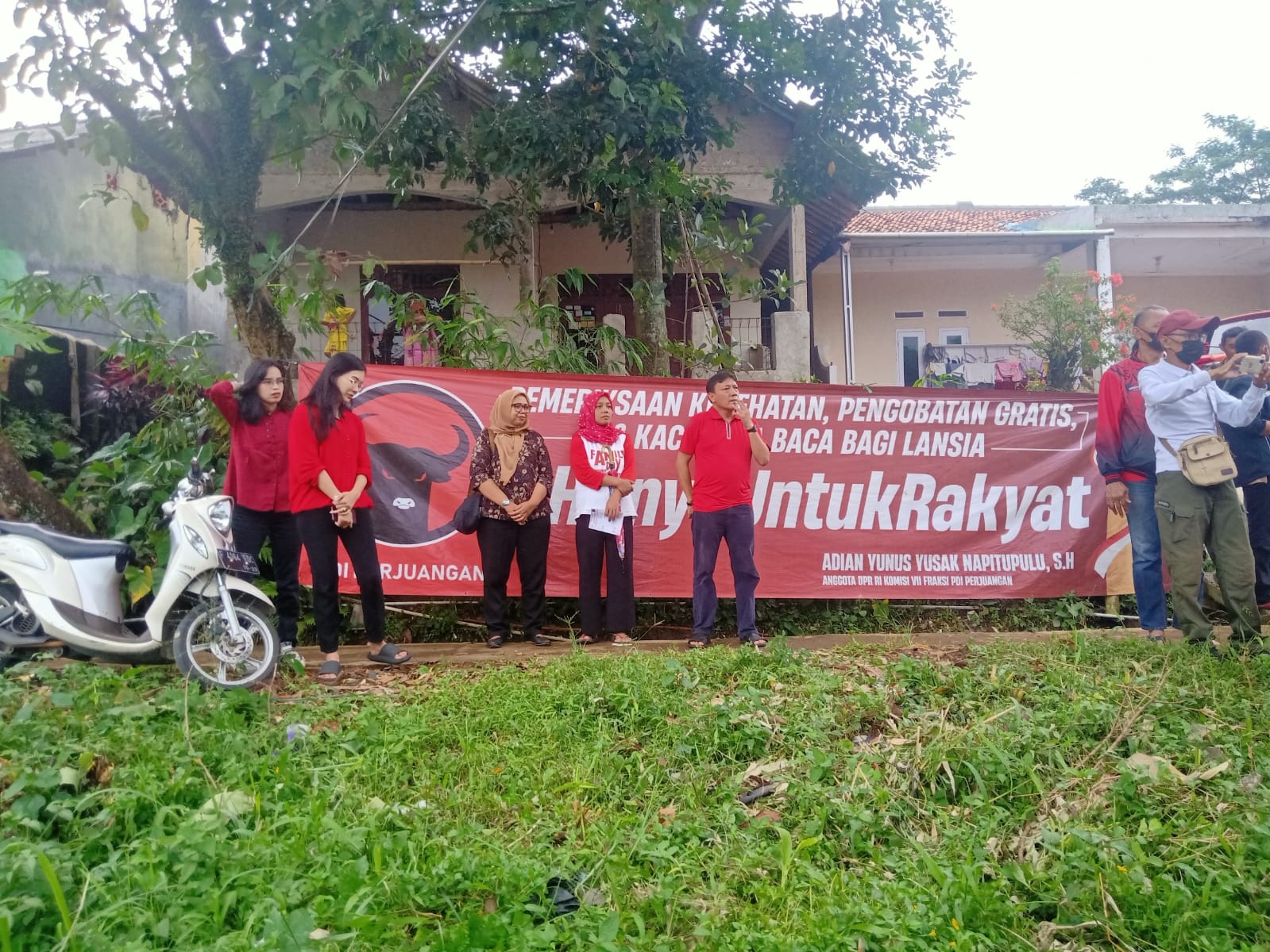 PDI Perjuangan Bogor Gelar Pengobatan Gratis di Desa Sukamakmur