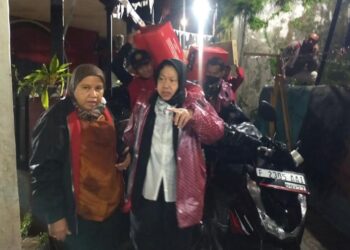 Risma Salurkan Bantuan ke Korban Tanah Longsor di Bogor