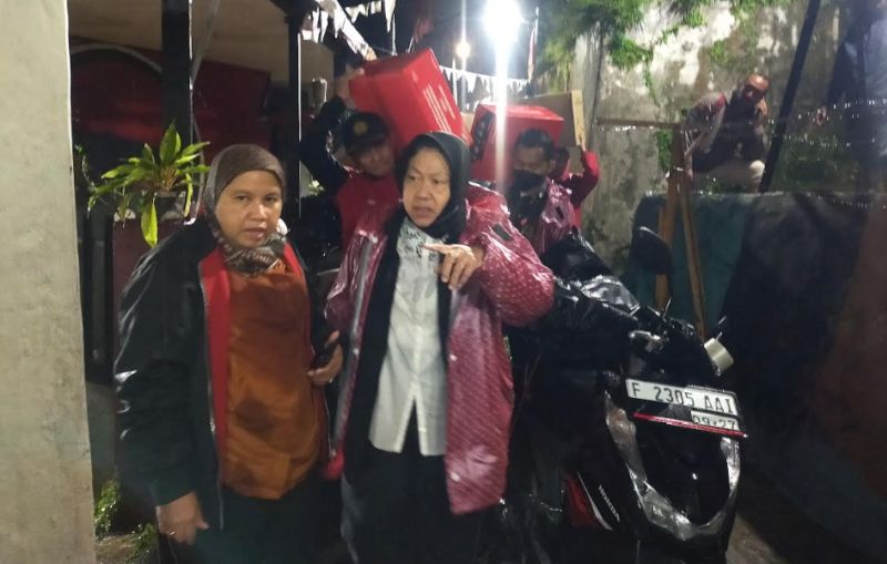 Risma Salurkan Bantuan ke Korban Tanah Longsor di Bogor