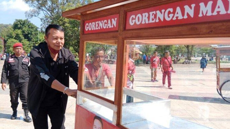 Tb Hasanuddin Berikan 20 Gerobak Dan Modal Untuk Ratusan Pelaku Umkm Di