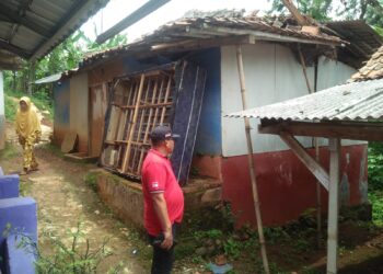 Peduli Sesama Toto Suripto Bantu Perbaiki Rumah Anggota Satgas Yang Rusak Berat