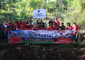 Jaga Kedaulatan Pangan Lokal Serempak Se-Jawa Barat, DPC PDI Perjuangan Kota Cimahi Gelar Tanam Bibit Kebun Rakyat