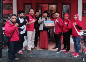 Peduli Gempa Cianjur, Agung Yudaswara S.T memberikan bantuan sosial hasil gotong royong kader partai.