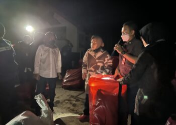 Risma Bawa Bantuan Logistik Bagi Korban Gempa di Cianjur