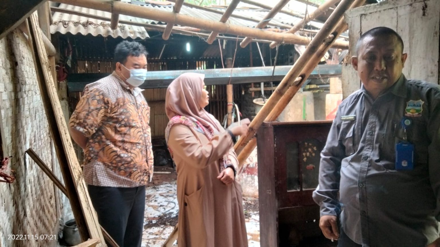 Rumah Warga Desa Citeras Ditimpa Pohon, Yudha Anggota DPRD Garut Santuni Korban