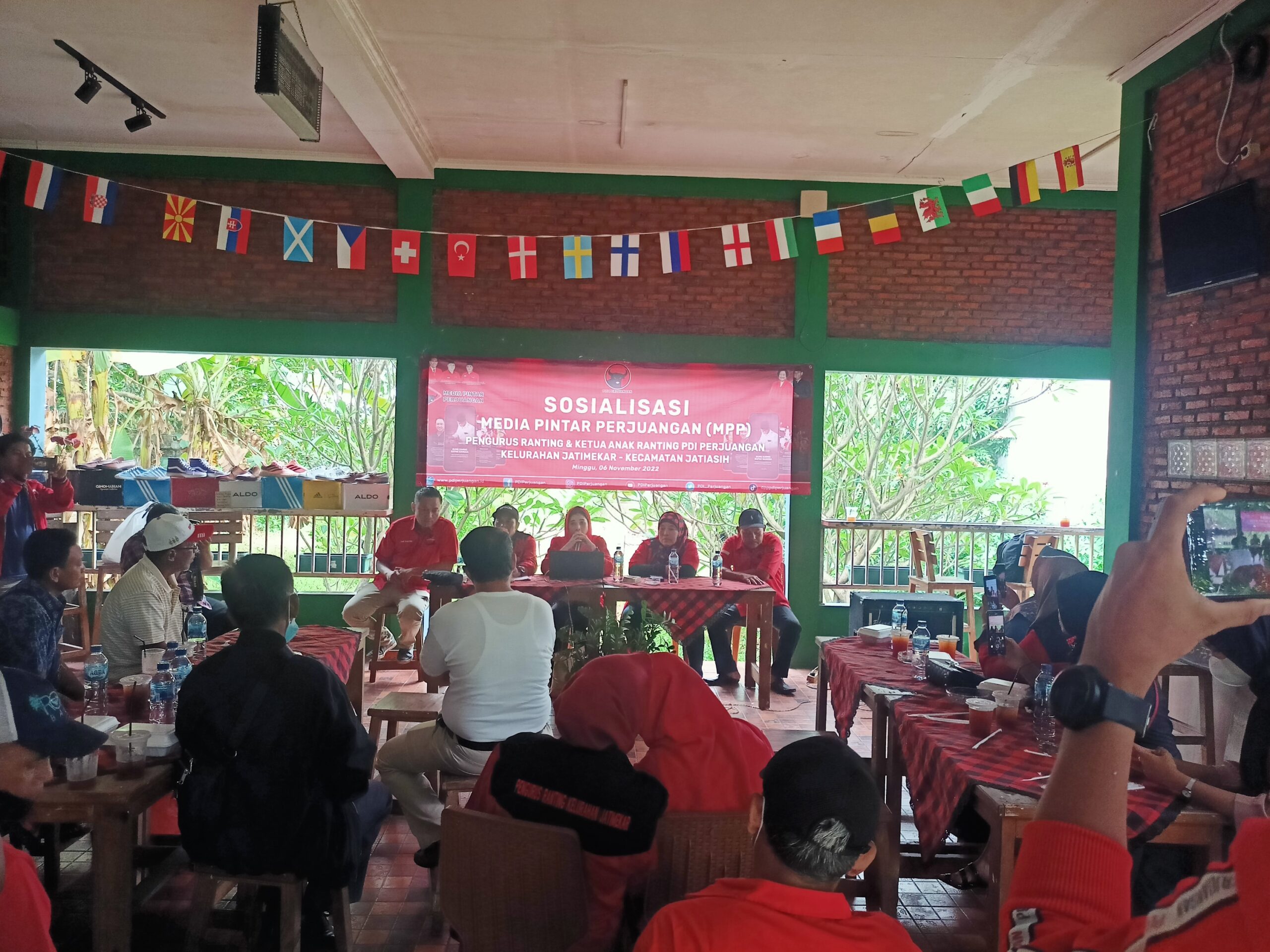 Juni Sariani Gelar Sosialisasi Media Pintar Perjuangan di Kelurahan Jatimekar