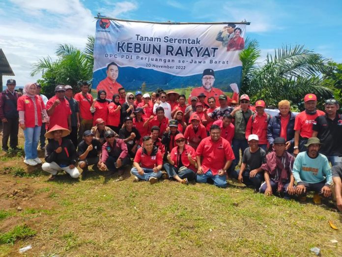 Wujudkan Ketahanan Pangan, DPC PDI Perjuangan Garut Tanam Bibit Pohon Serentak di Kebun Rakyat