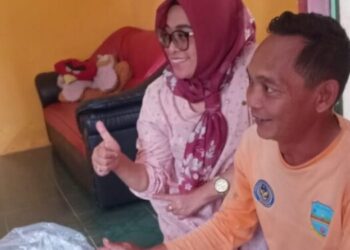 Anggota DPRD Jabar Hj Ijah Hartini Kunjungi Petani Garam di Masawah Cimerak Pangandaran