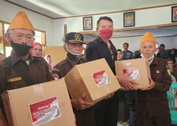 TB Hasanuddin Salurkan Bantuan Untuk Ratusan Veteran dan Warakawuri