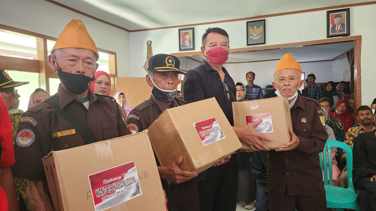 TB Hasanuddin Salurkan Bantuan Untuk Ratusan Veteran dan Warakawuri