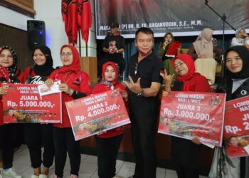 TB Hasanuddin Salurkan Bantuan Untuk Ratusan Veteran dan Warakawuri