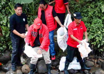 HUT ke 50, PDIP Ciamis Bersihkan Sungai Cimamut dan Tanam Pohon