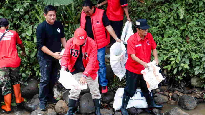 HUT ke 50, PDIP Ciamis Bersihkan Sungai Cimamut dan Tanam Pohon