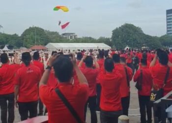 Aksi Terjun Payung Meriahkan Perayaan HUT ke-50 PDI Perjuangan di JIEXPO