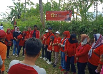 Penghijauan Serentak, PDIP Kota Tasikmalaya Lakukan Penanaman Pohon dan Bersih Sungai Bersama Warga
