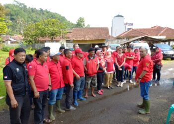 Gotong Royong DPC PDI Perjuangan Sumedang Lakukan Penghijauan Nasional