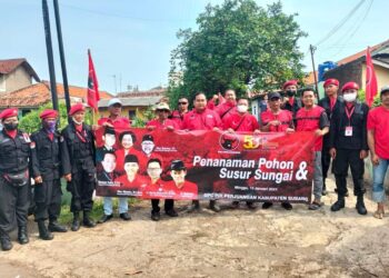 Peringati HUT ke-50, PDIP Subang Tanam 1000 pohon dan Bersih Bersih Sungai