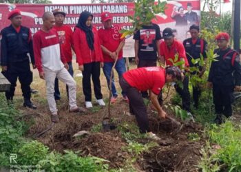 Jaga Kelestarian Alam, DPC PDI Perjuangan Kabupaten Cirebon Lakukan Penanaman Pohon dan Bersih-Bersih Sungai Serentak