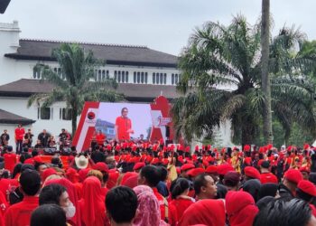 Jabar Asik, 12 Ribuan Kader PDI Perjuangan Merahkan Gedung Sate