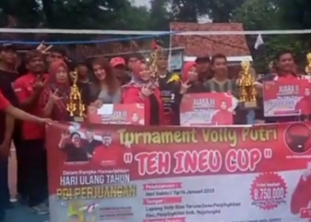 Peringati HUT PDI Perjuangan Ke-50, Tim Bola Volly Putri Desa Cijurey Juarai Turnamen ‘Teh Ineu Cup’