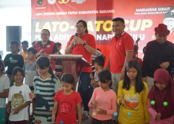 Gelar Lomba Lato-Lato Pertama di Subang, Adityarini Napitupulu Bagikan Minyak Goreng