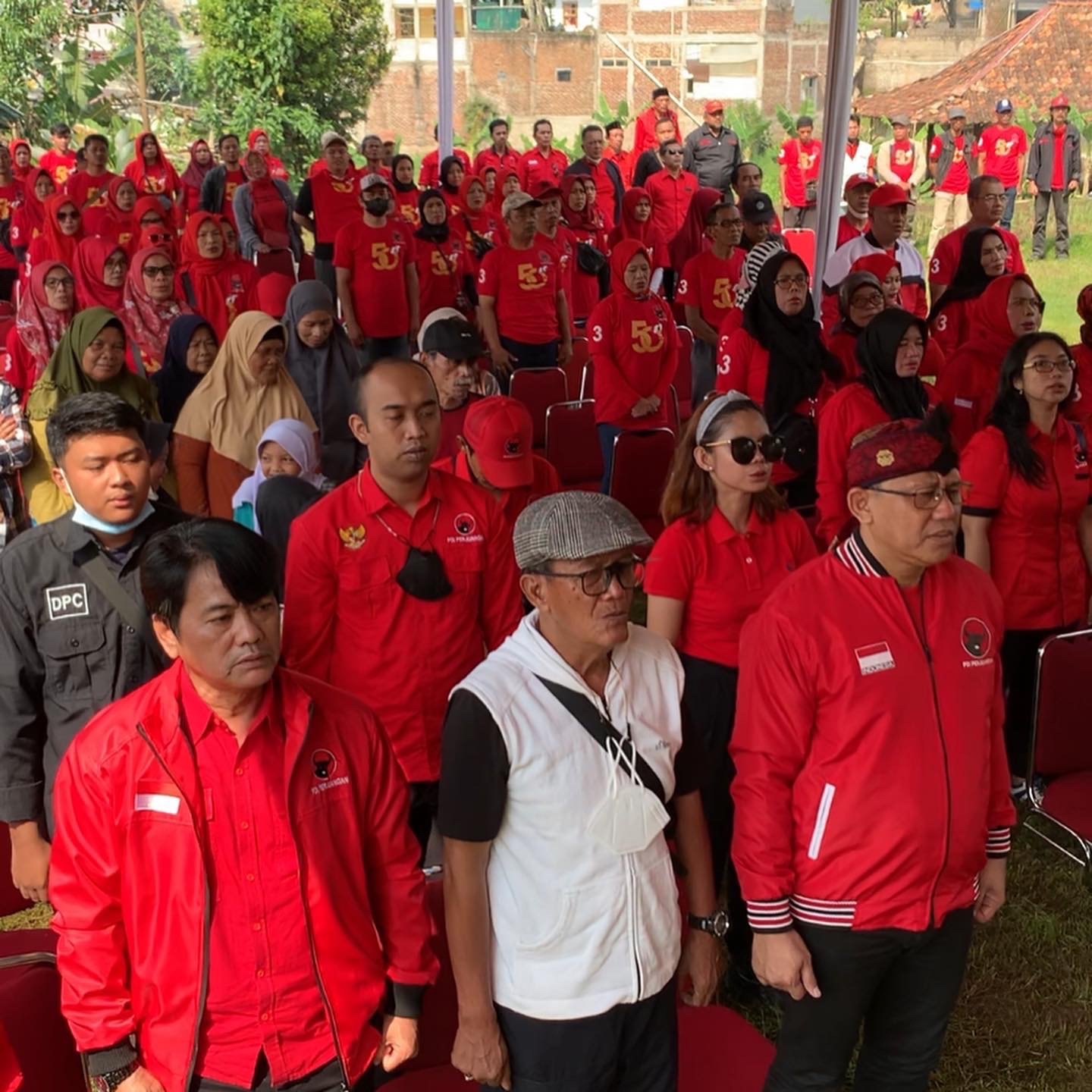 Peringati HUT Ke-50, PDI Perjuangan Kota Bandung Laksanakan Giat Penanaman Pohon, Bersih Sungai dan Pembagian Sembako