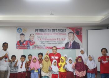 TB Hasanuddin Bagikan PIP Aspirasi di Kecamatan Subang