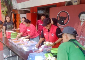 DPC PDI Perjuangan Kota Bekasi Menyediakan Makan Gratis Untuk Masyarakat Umum