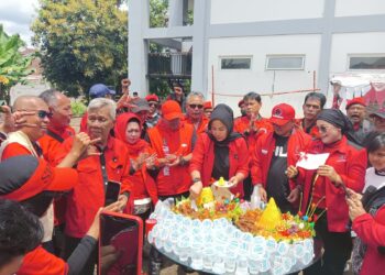 PDI Perjuangan Bandung Barat Bagikan Makanan Bergizi Bagi Balita dan Ibu Hamil Cegah Stunting