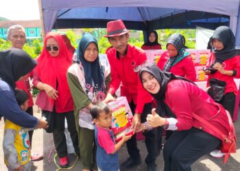 DPC PDI Perjuangan Kota Banjar Bagikan Makanan Sehat Gratis