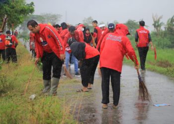 Hujan Petir, Sedulur TB Hasanuddin Tak Gentar Tanam Pohon dan Bersihkan Sungai Kamal Sukasari Peringati HUT PDI Perjuangan