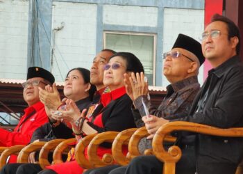 Megawati dan Presiden Jokowi Saksikan Aksi Penerjun Payung